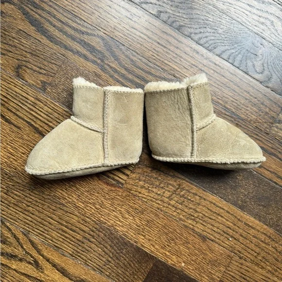 Erin UGG baby moccasin boots - Picture 4 of 9